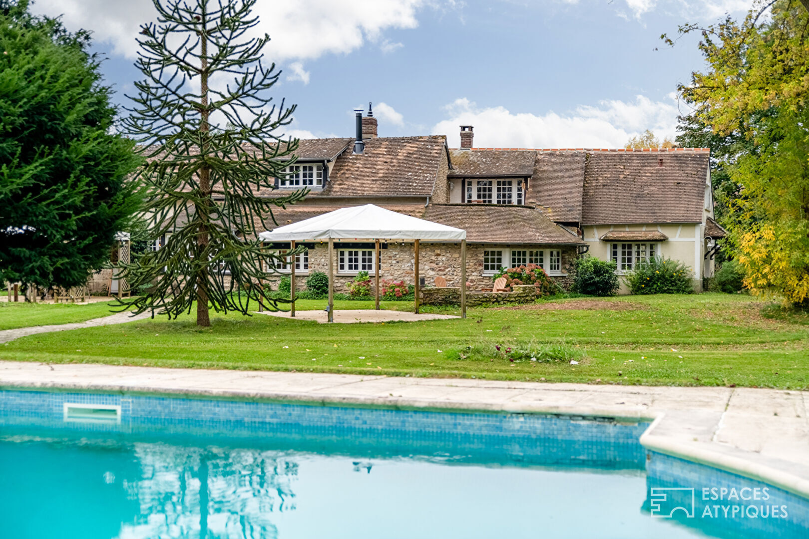 Elégante propriété avec dépendances et piscine