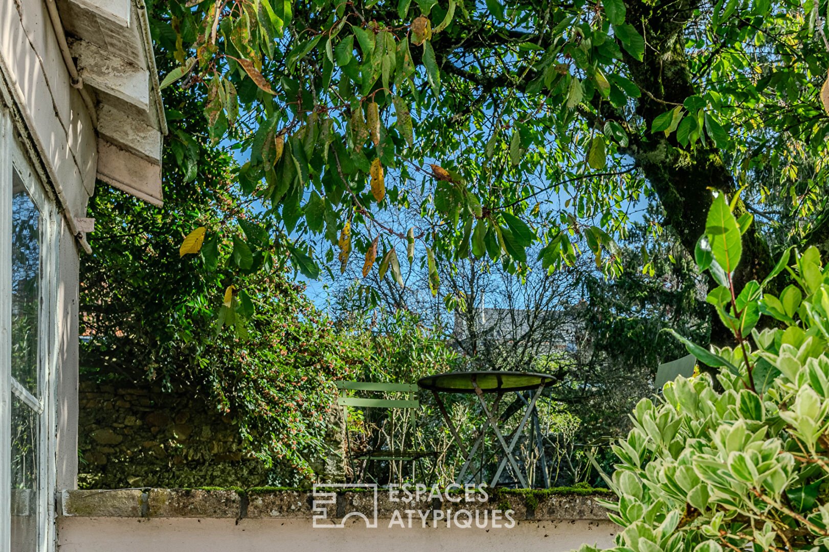 Family home with old-world charm and its large garden near the banks of the Loire