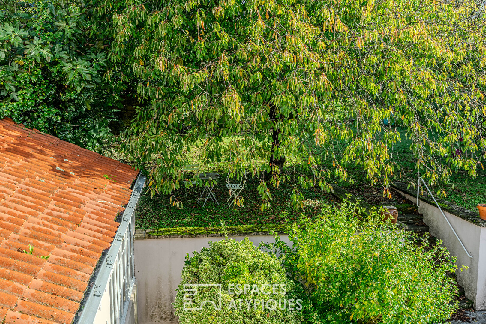 Family home with old-world charm and its large garden near the banks of the Loire