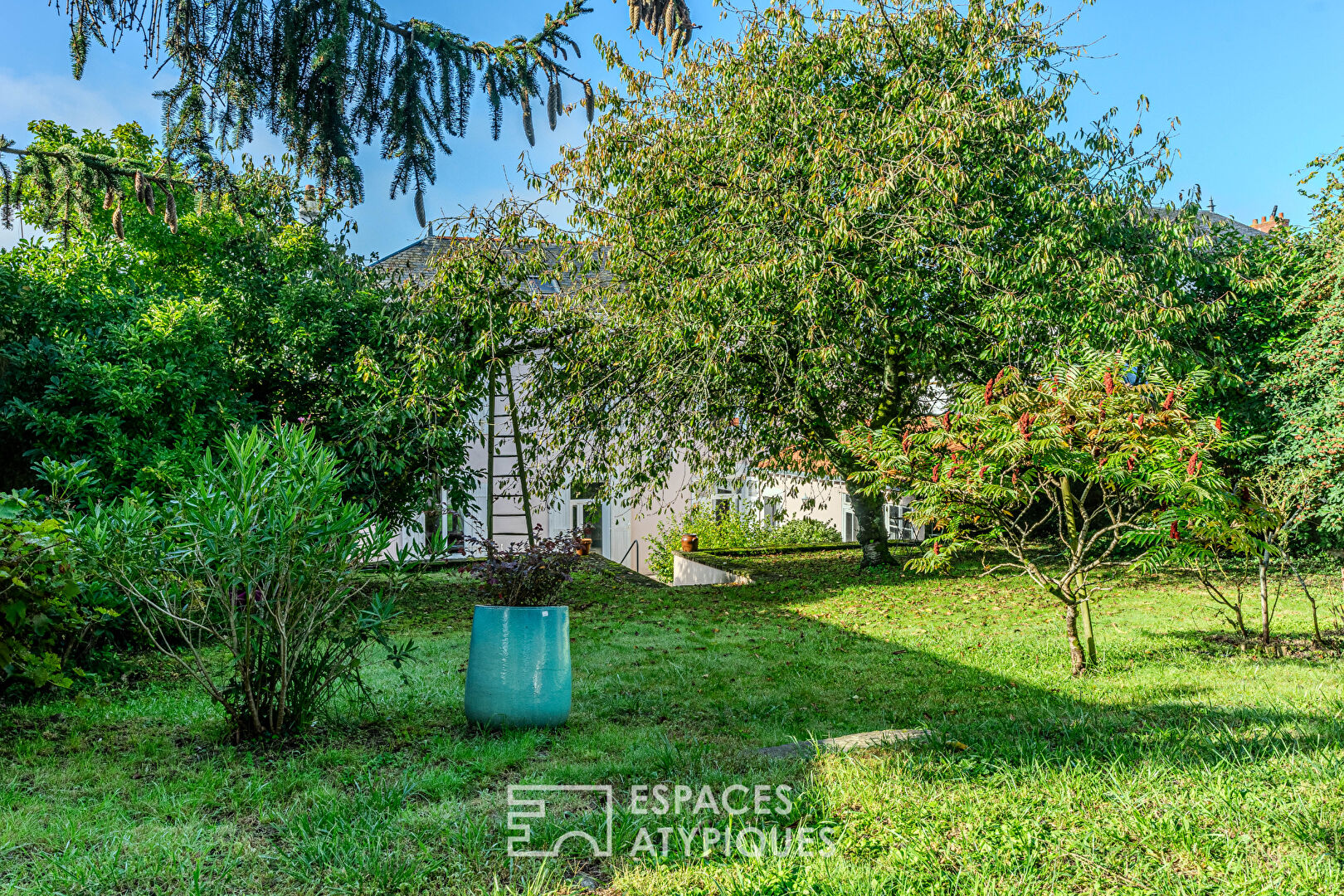 Family home with old-world charm and its large garden near the banks of the Loire