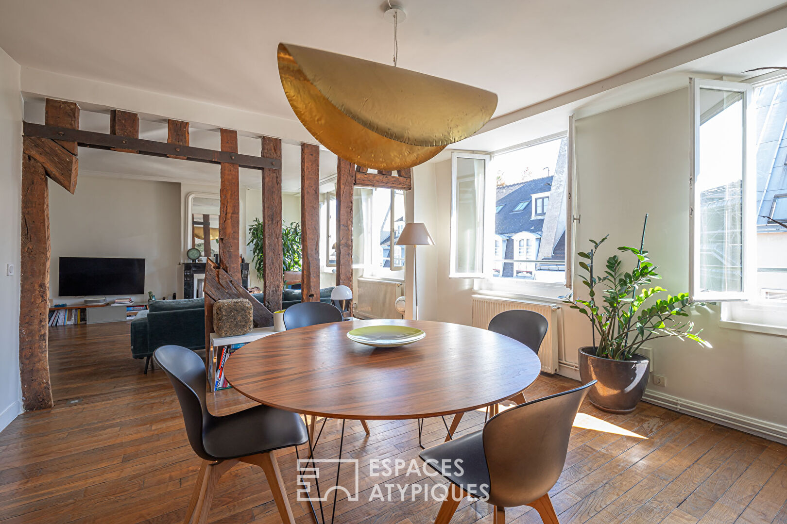 Crossing apartment with Beaubourg view