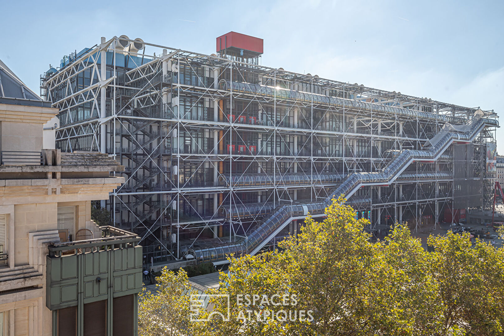 Crossing apartment with Beaubourg view