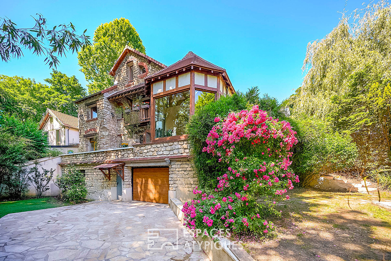 House with contemporary pastoral charm, at the gates of Paris