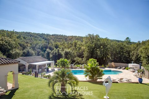 Villa in its green setting and its xxl swimming pool