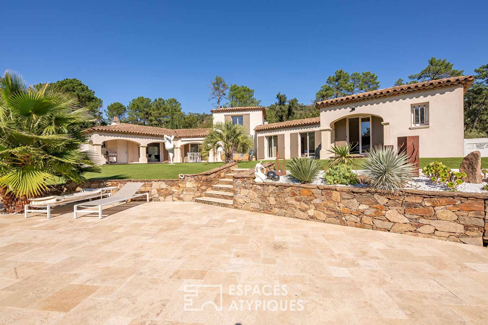 Villa in its green setting and its xxl swimming pool