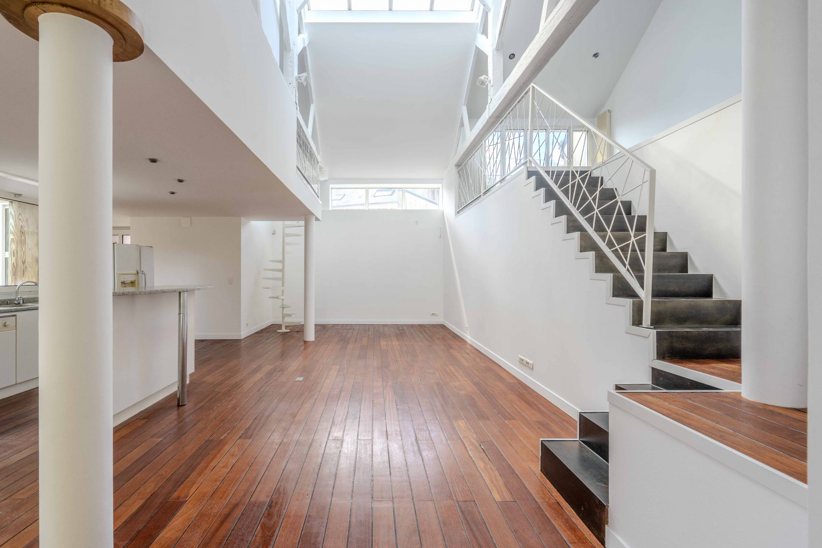 Superb Loft in a dead end street with its indoor swimming pool