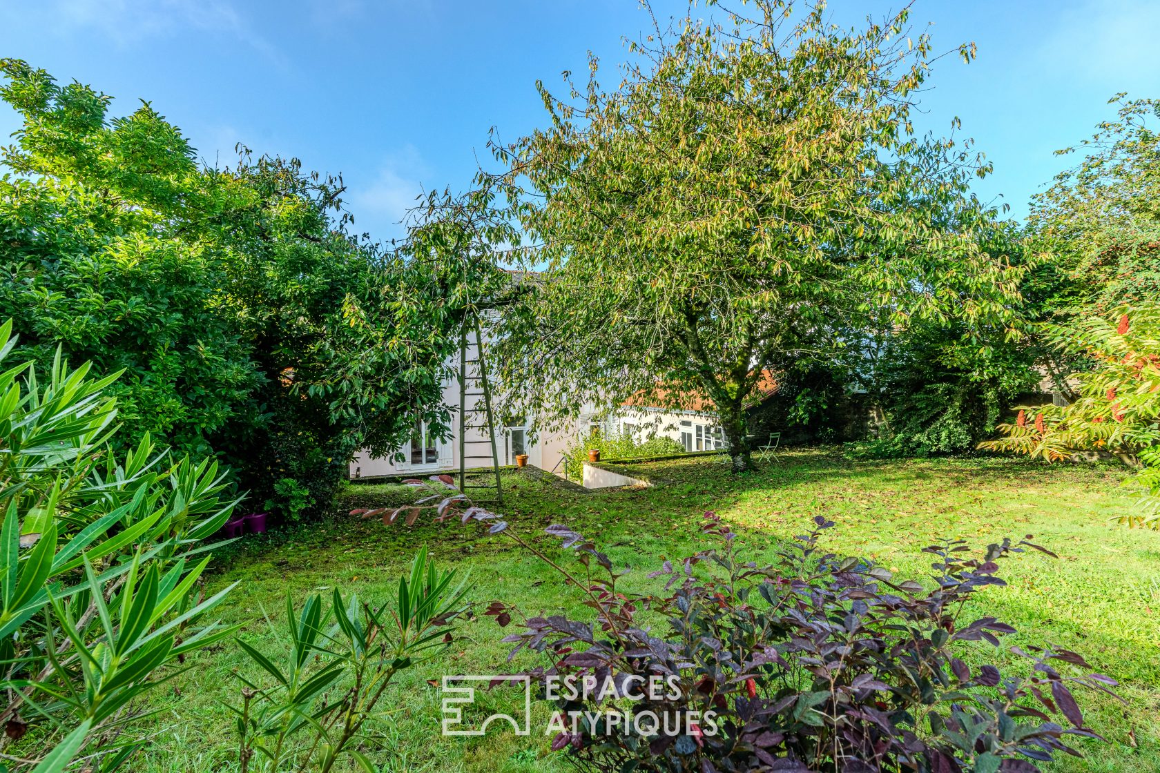 Family home with old-world charm and its large garden near the banks of the Loire