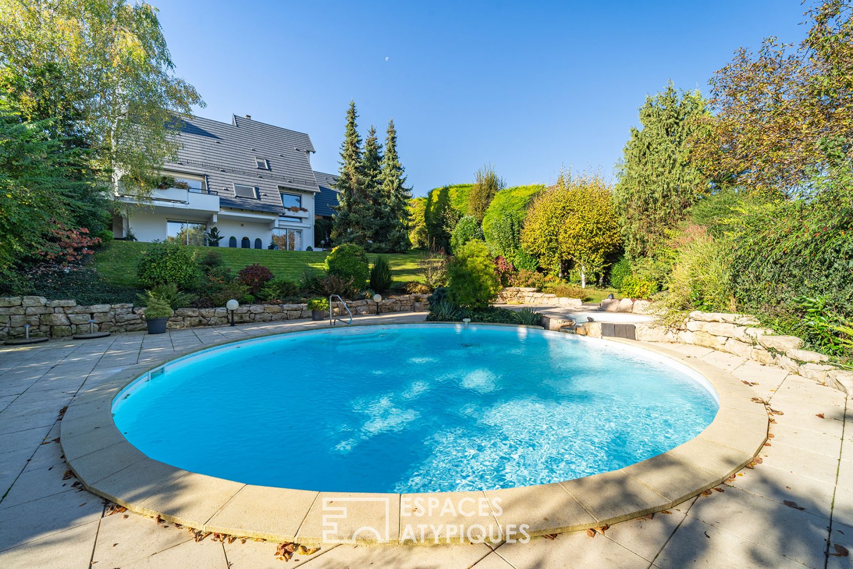 Architect-designed villa in the hills, with garden and swimming pool