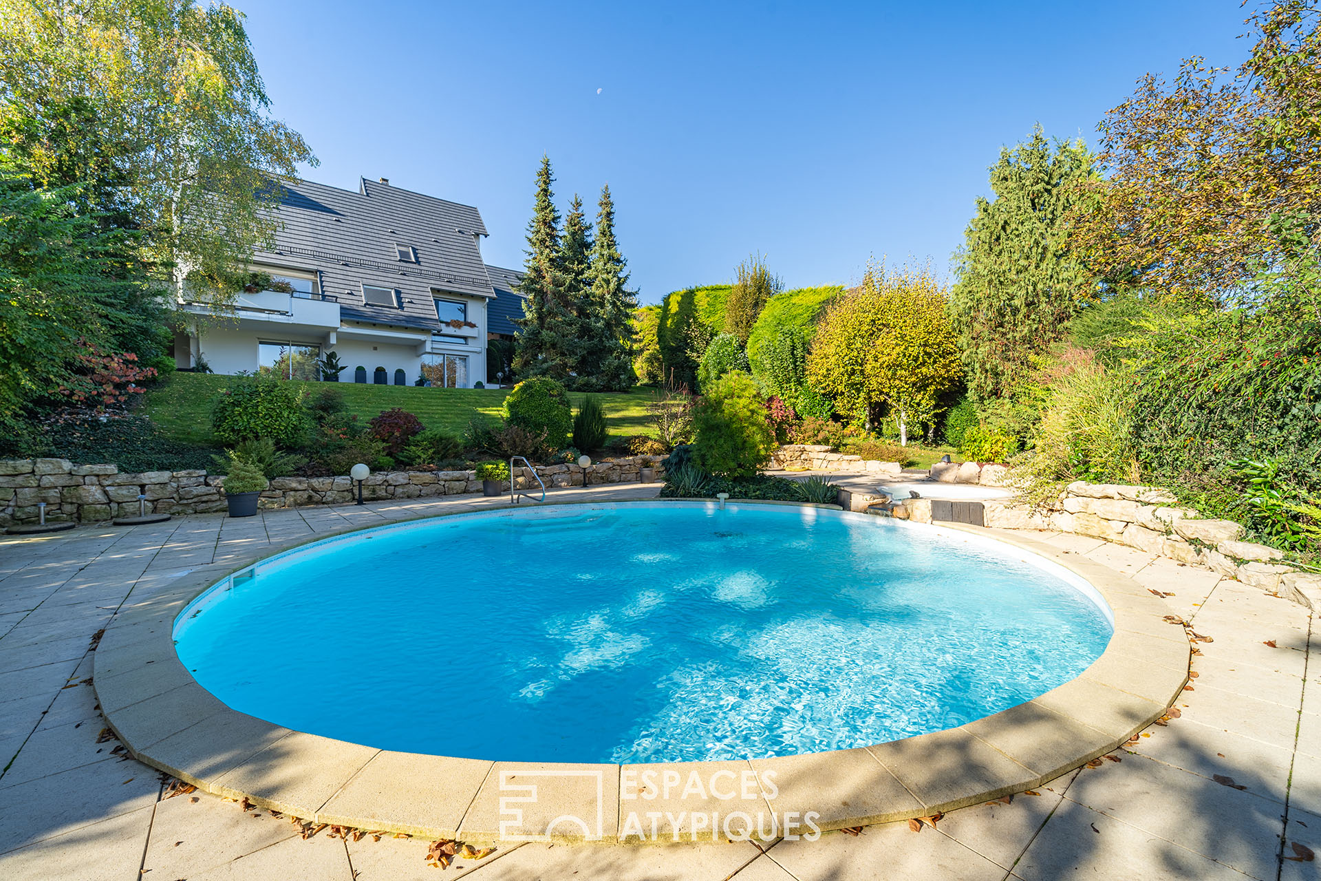 Villa d’architecte sur les hauteurs et son jardin avec piscine