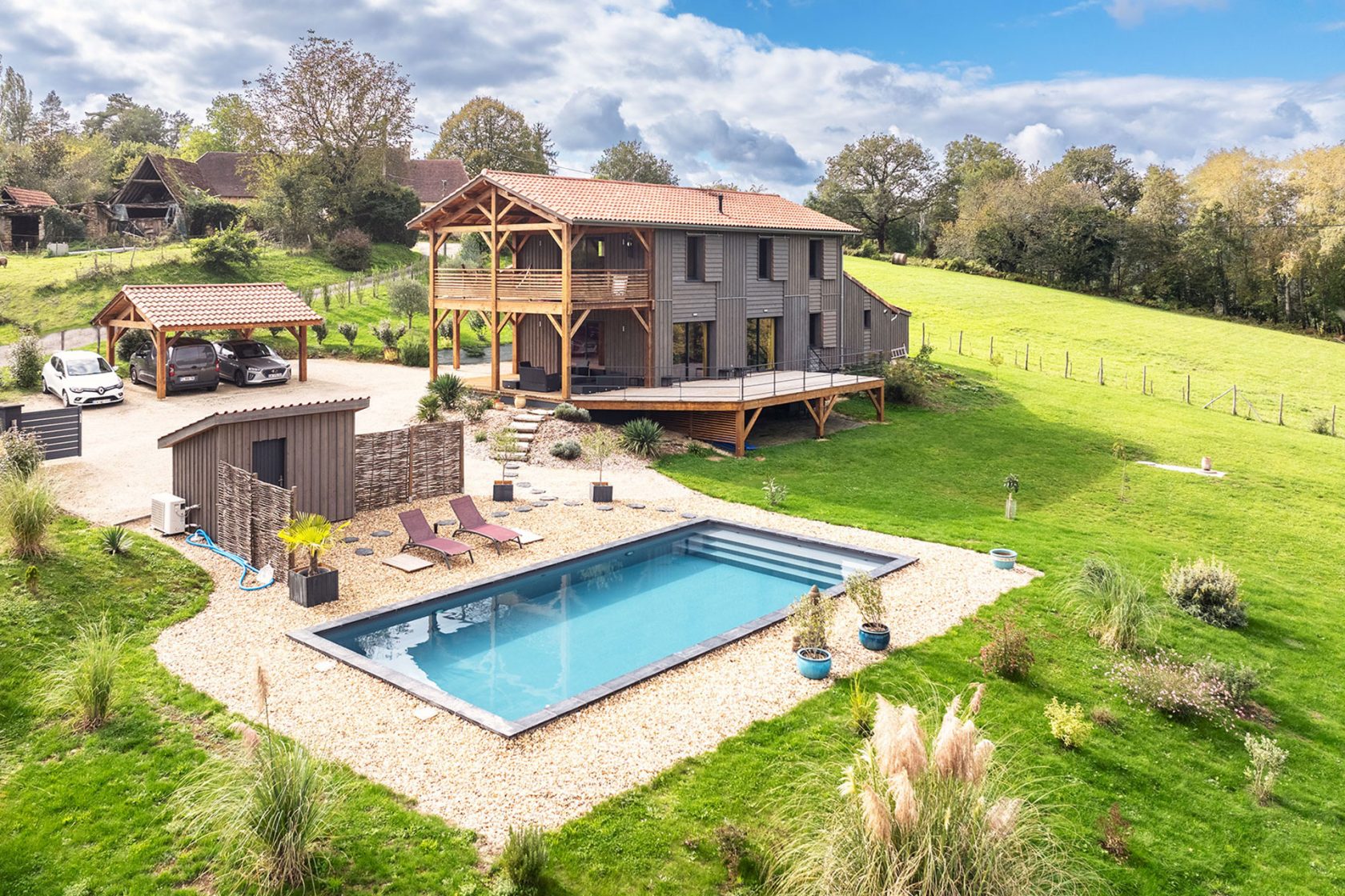 Maison en bois façon séchoir à tabac et son espace piscine zen