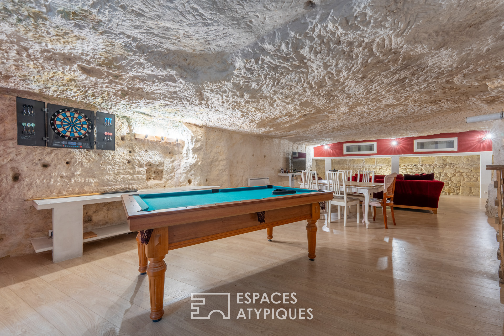 Semi-troglodyte house between vineyards and the Loire