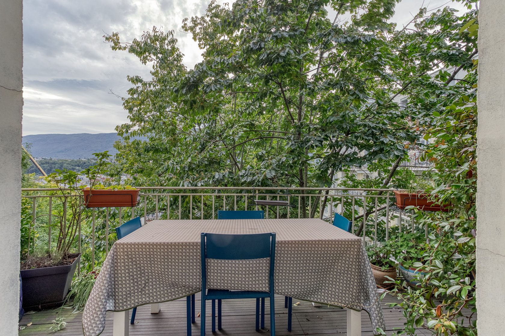 Large apartment with terrace and mountain views