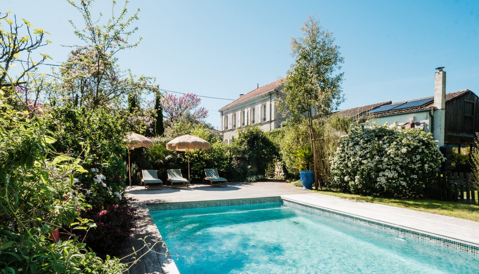 Maison de charme et sa maison d’amis aux jardins paysagés