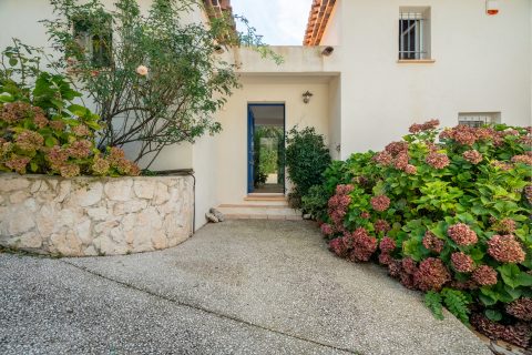 Provencal villa facing nature