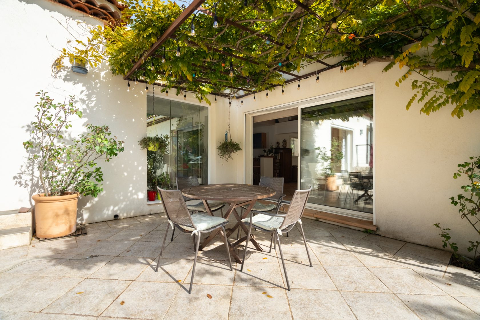 Provencal villa facing nature