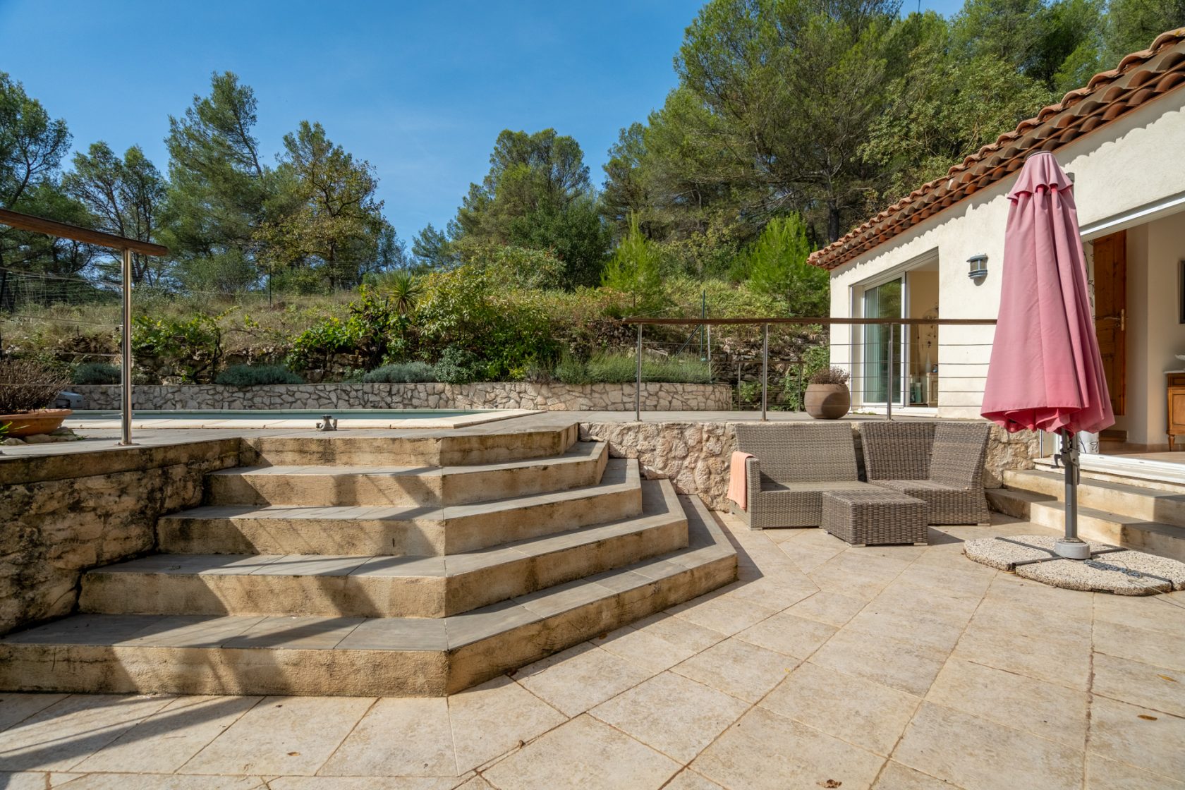 Provencal villa facing nature