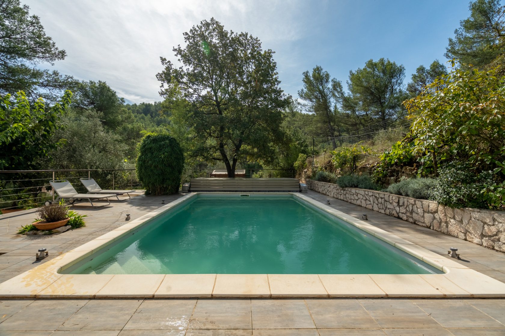 Provencal villa facing nature