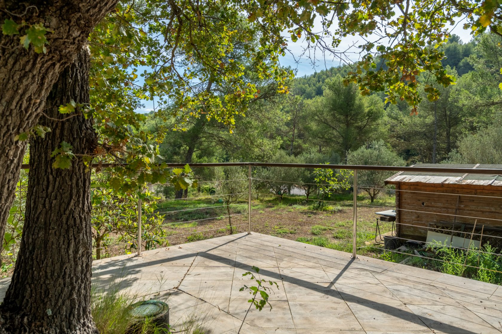 Provencal villa facing nature