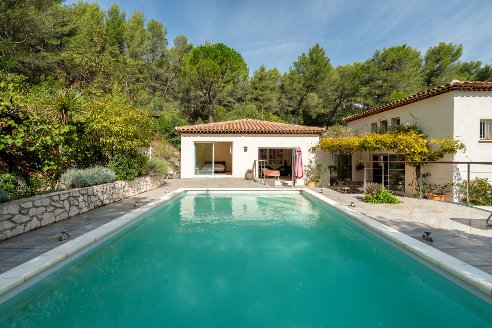 Provencal villa facing nature