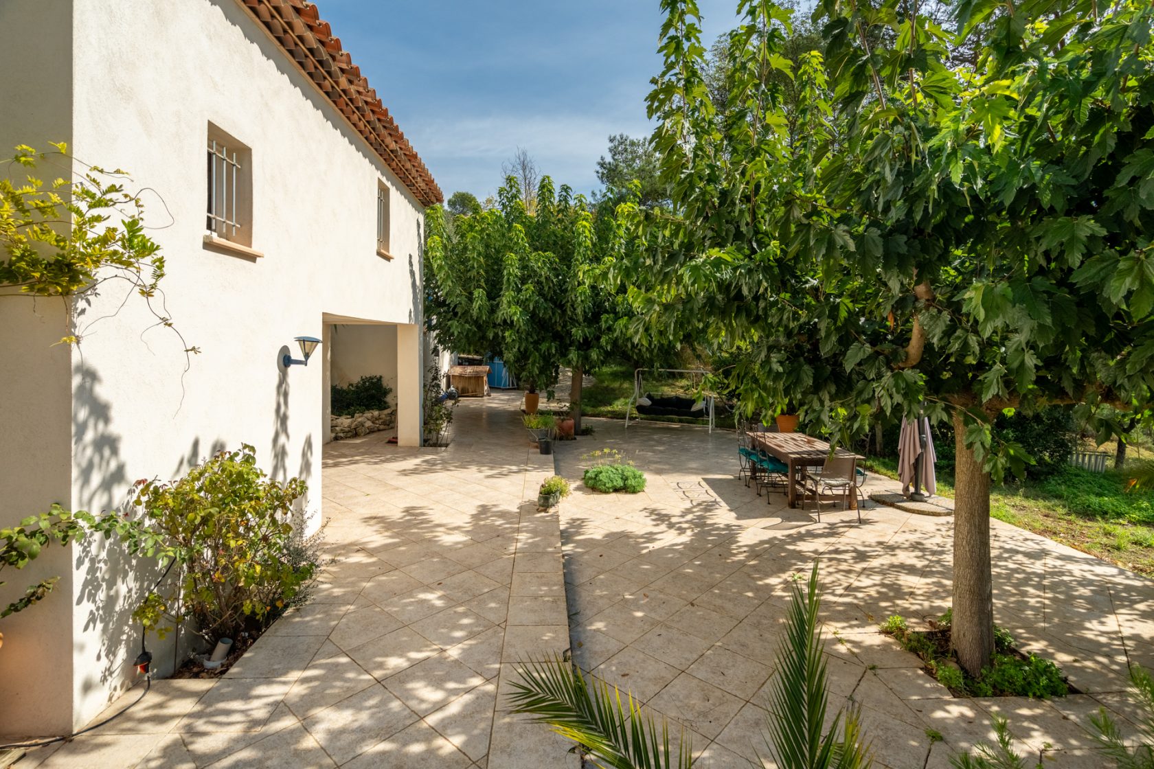 Provencal villa facing nature