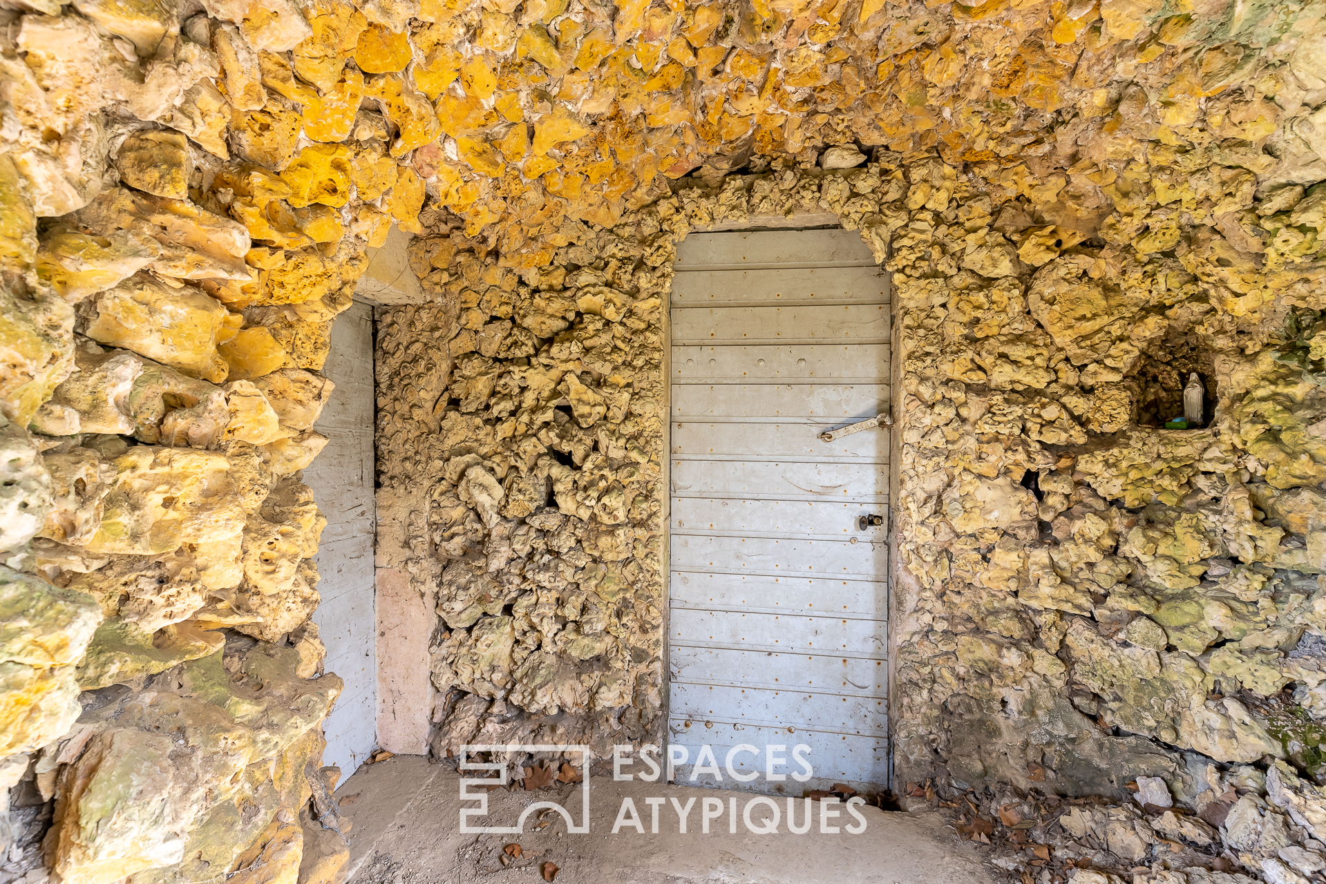 Castle steeped in history in its 1.1 hectare park