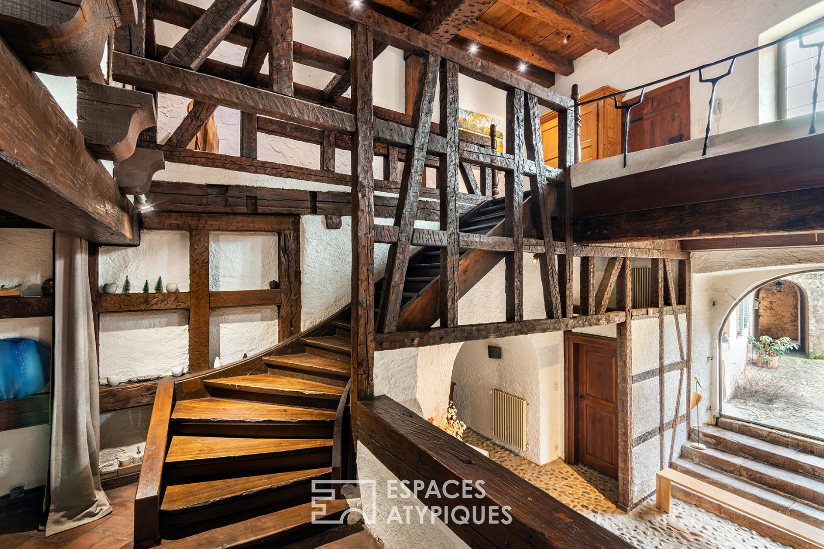 Ancienne abbaye du XVIIe siècle et sa cheminée Jacques Couëlle