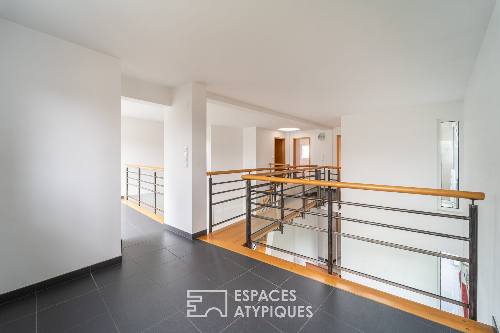 Maison d’architecte esprit brutaliste avec jardin