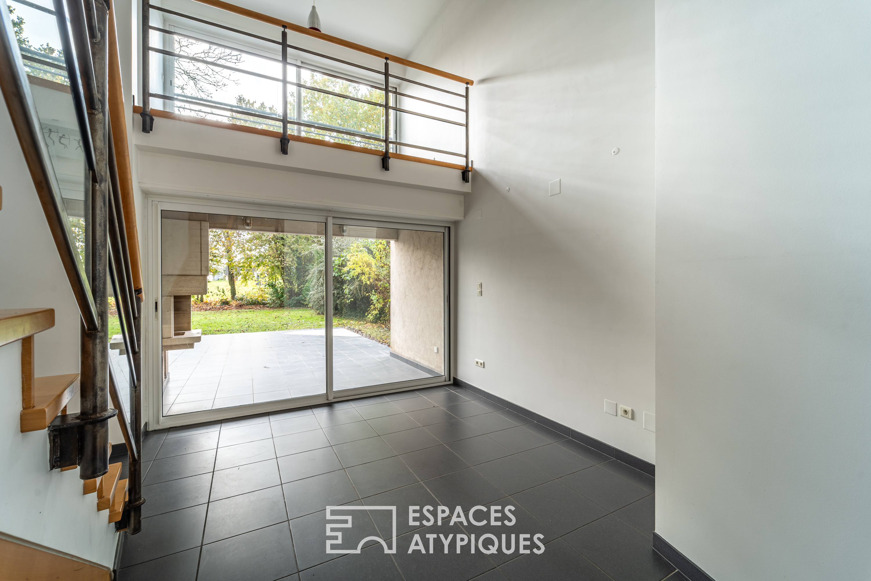 Maison d’architecte esprit brutaliste avec jardin