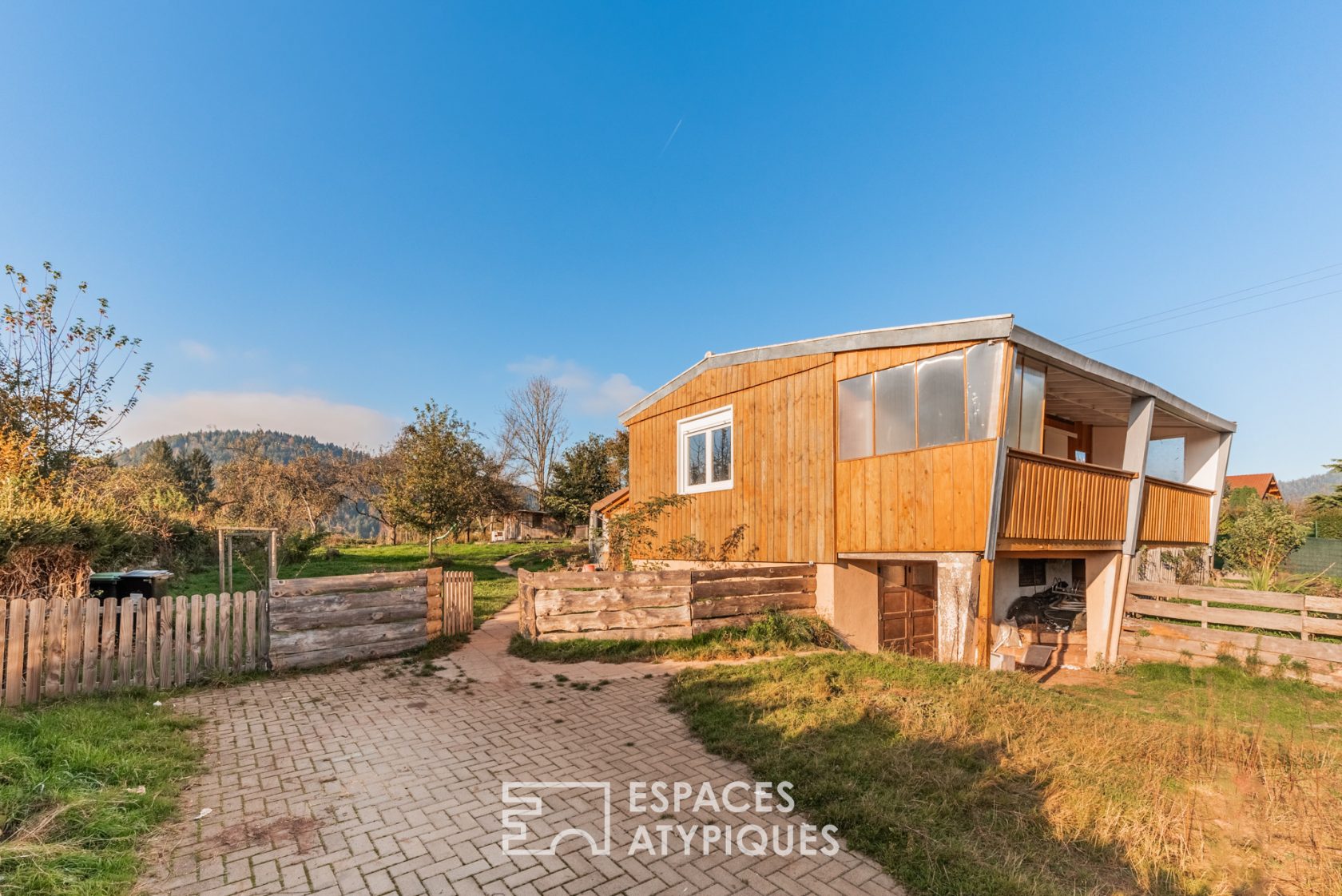 Chalet et ses yourtes au pied du massif vosgien