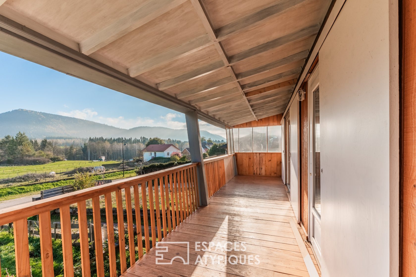 Chalet et ses yourtes au pied du massif vosgien