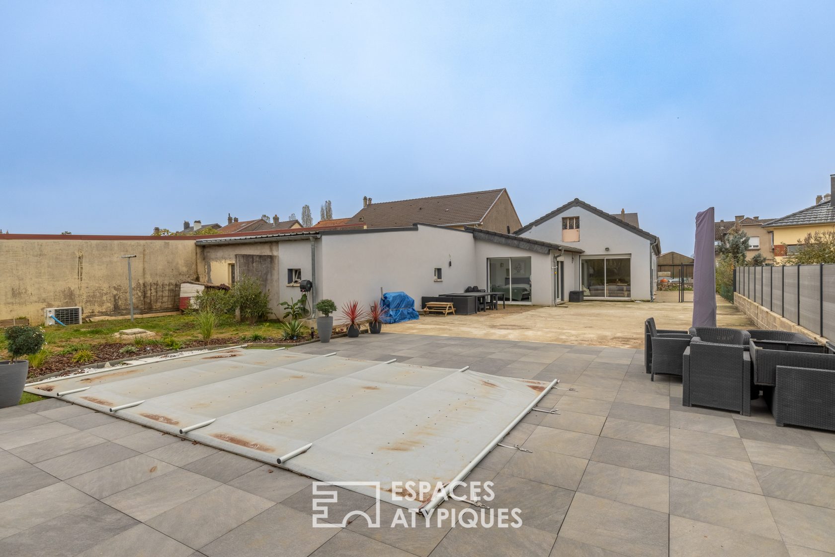 Single-storey house with swimming pool and wooded garden