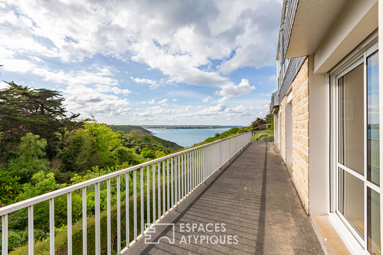 Large house and its magnificent sea view