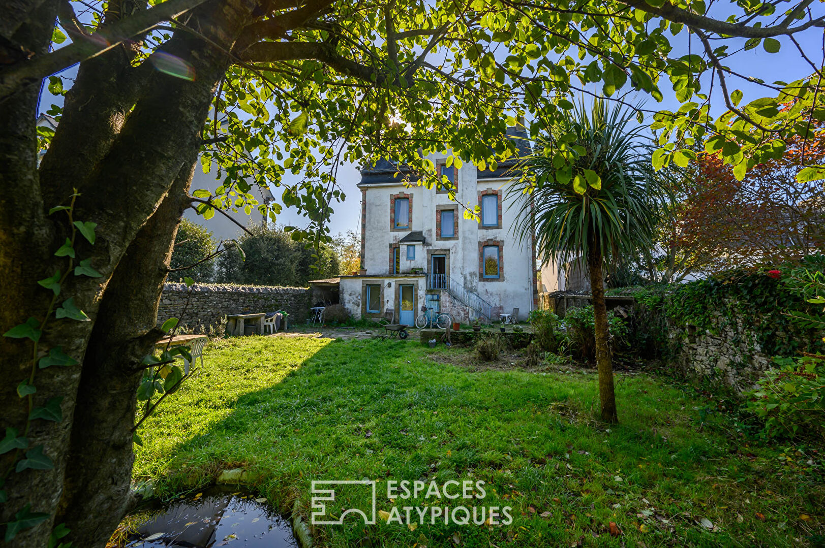 Bourgeois house, with high heritage value, close to shops and beaches