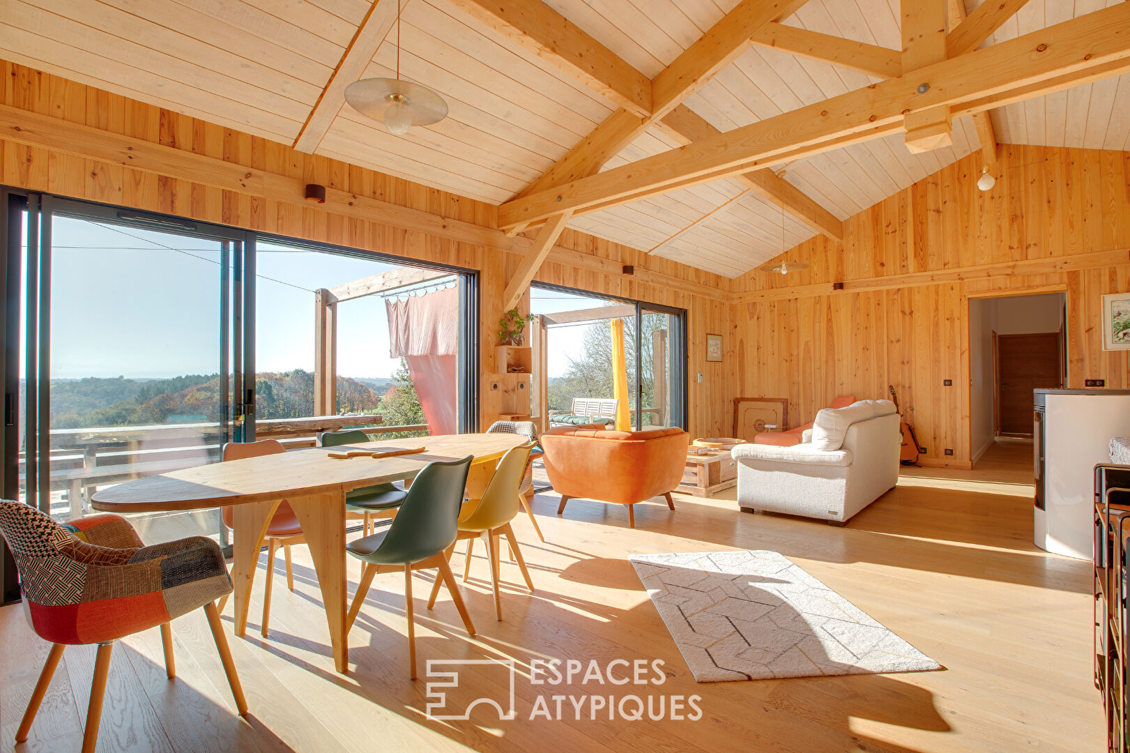 Maison de campagne en bois vue sur la chaîne des Pyrénées