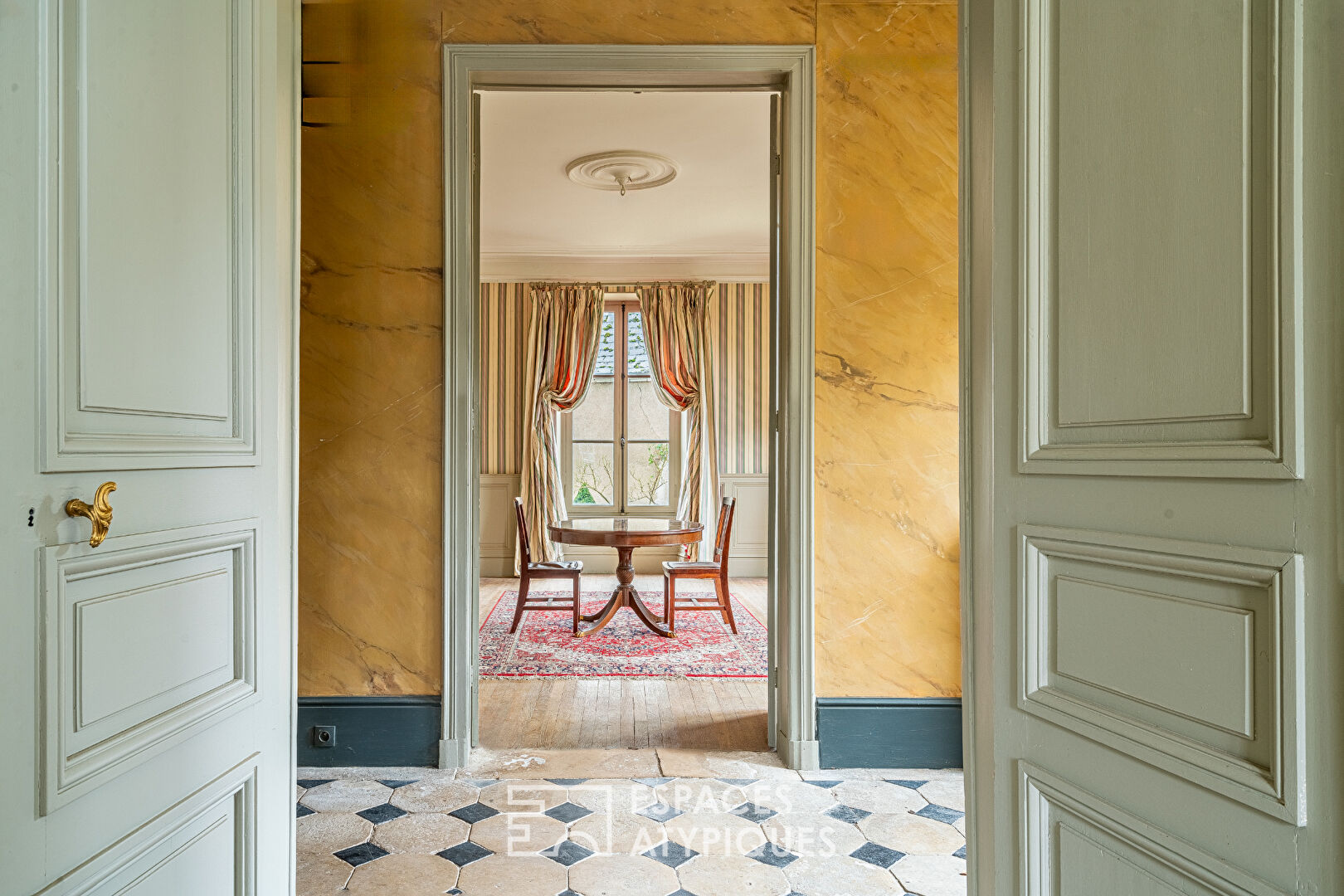 Maison bourgeoise à réinventer : élégance au coeur de Meung-sur-Loire