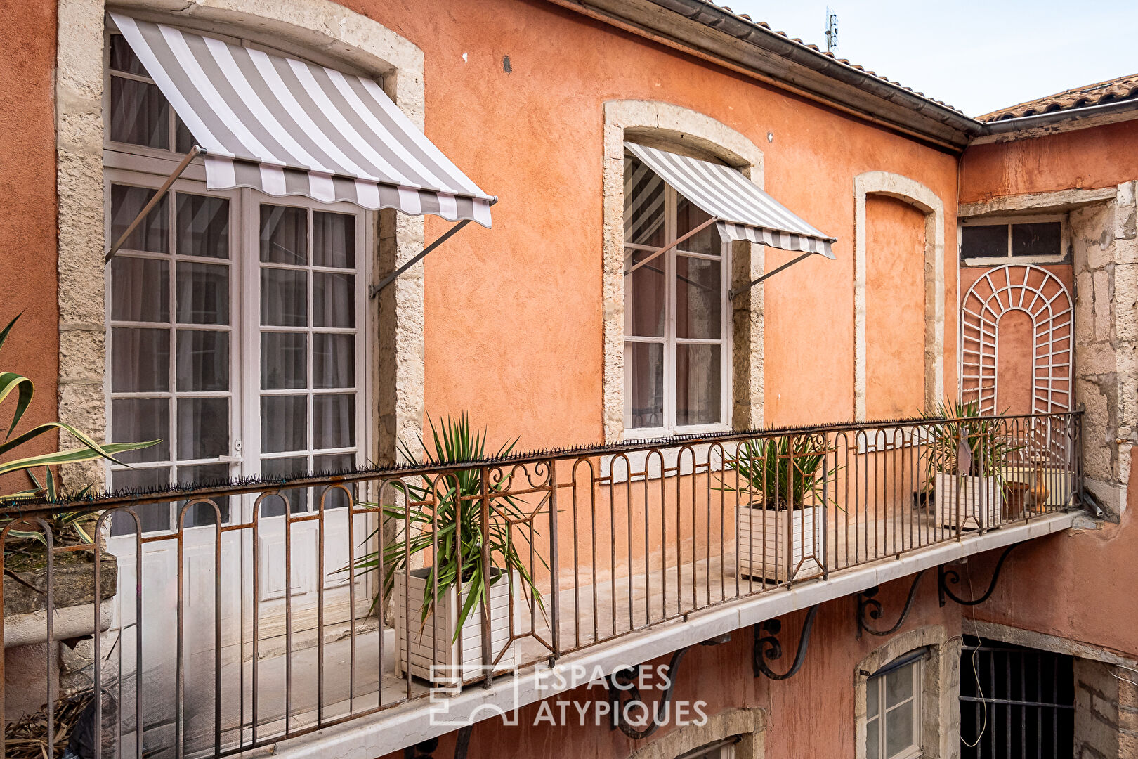 Très bel appartement bourgeois avec balcons Place Bellecour