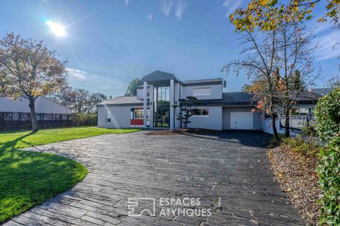 Villa contemporaine d’envergure et sa somptueuse piscine intérieure