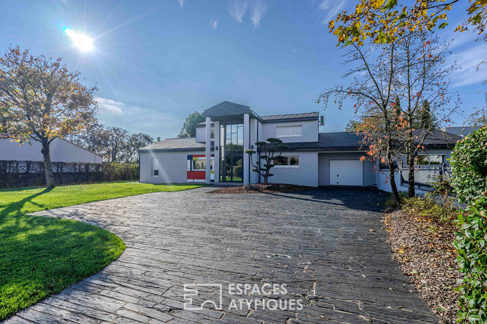 Villa contemporaine d’envergure et sa somptueuse piscine intérieure