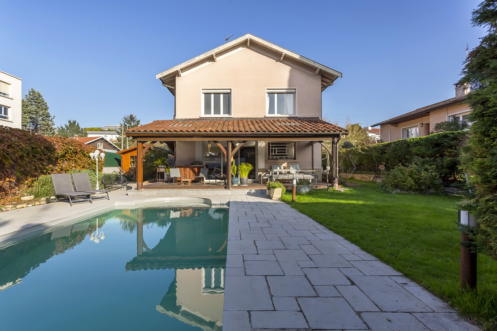 House with swimming pool in a bucolic setting