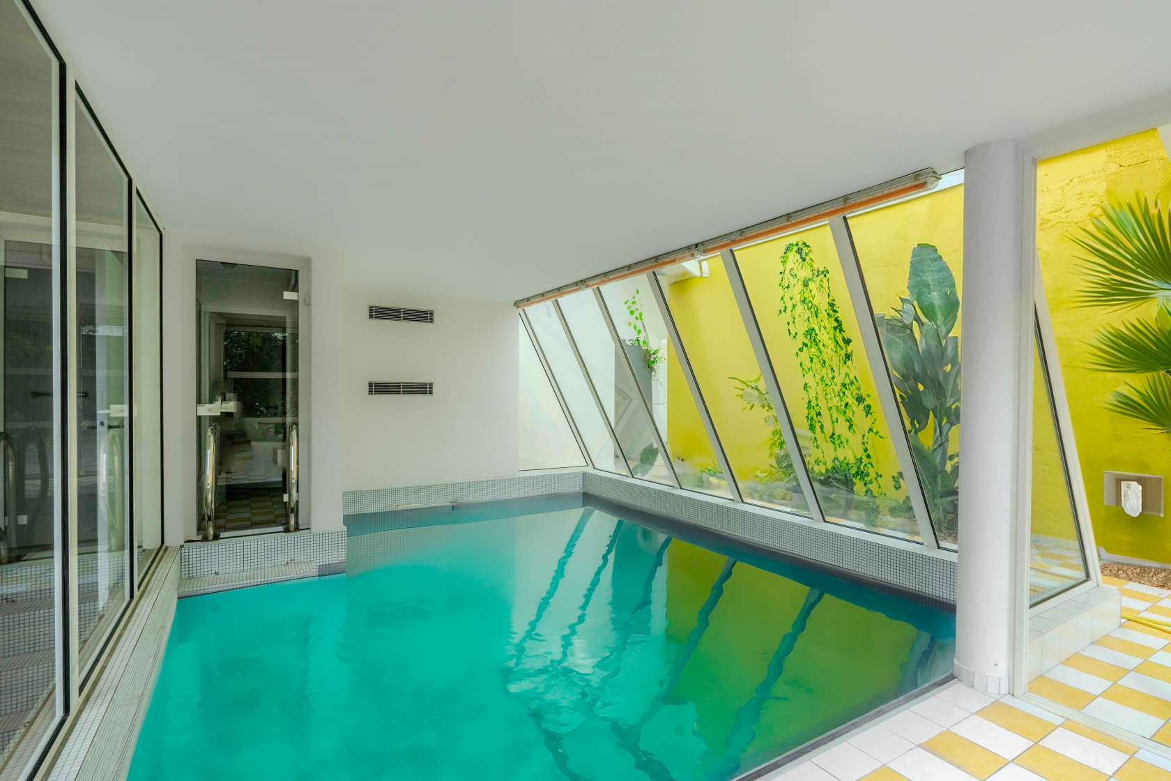 Superb Loft in a dead end street with its indoor swimming pool