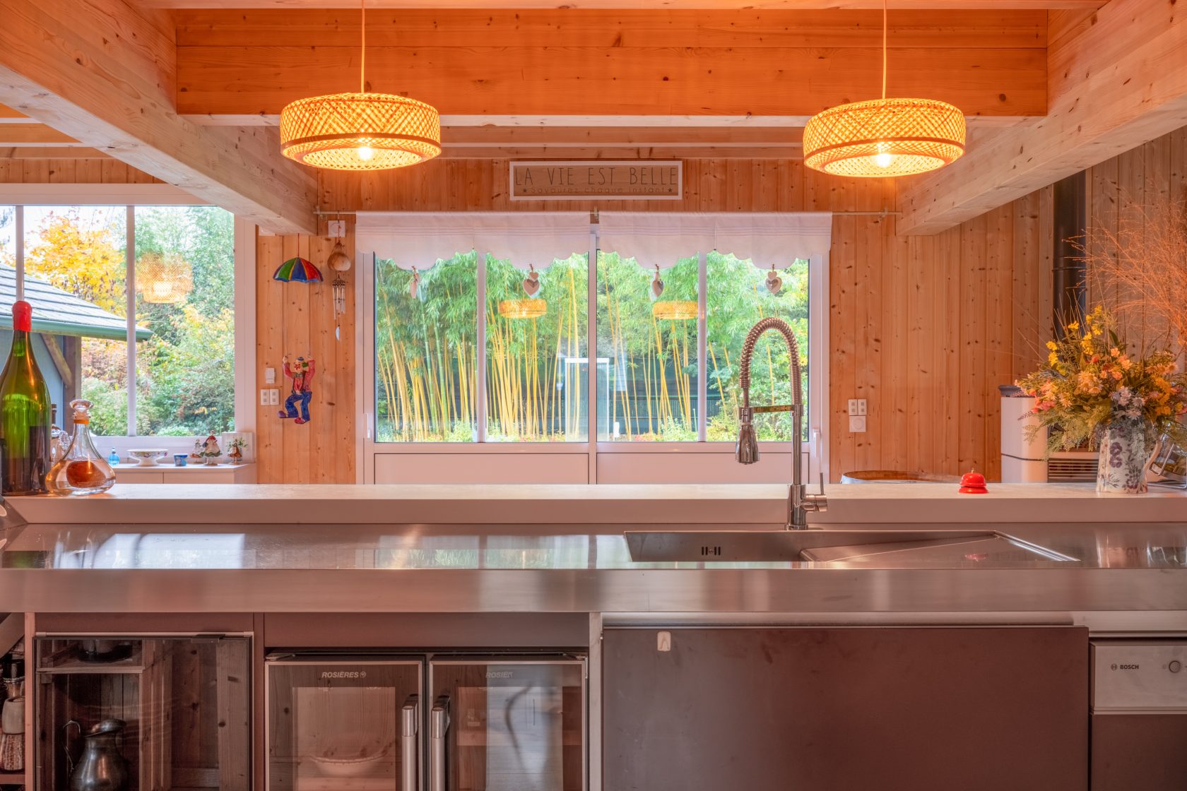 Maison en bois à la performance énergétique élevée dans un environnement boisé