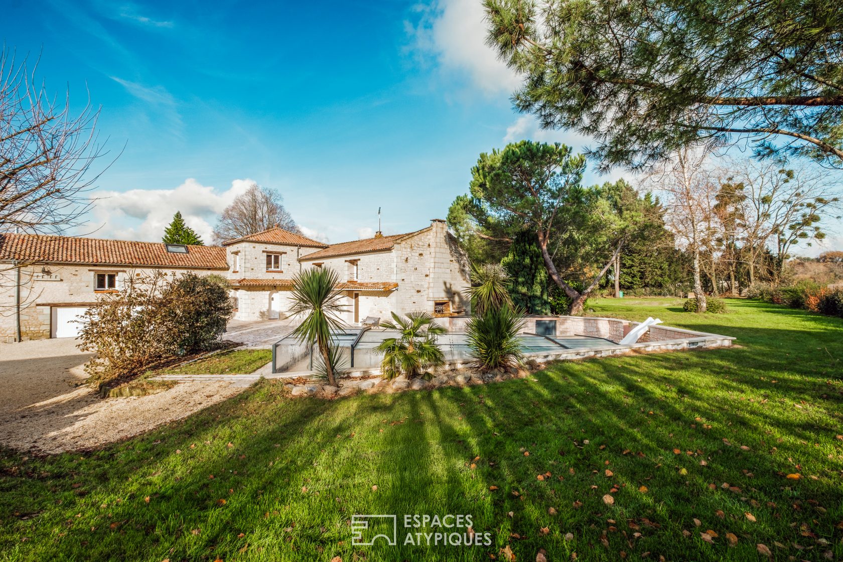 Charmante maison de famille avec piscine et dépendances à la campagne