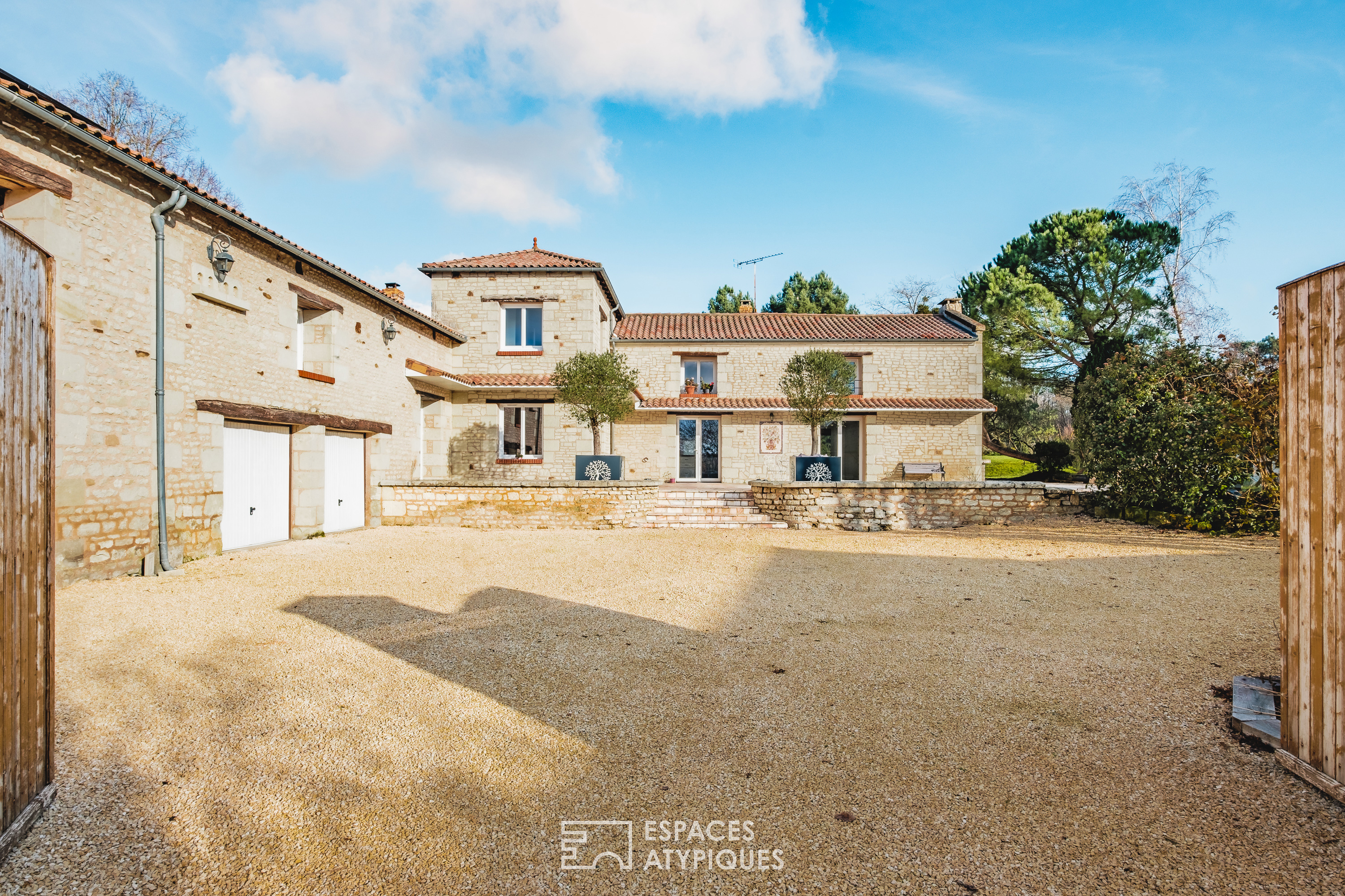 Charmante maison de famille avec piscine et dépendances à la campagne