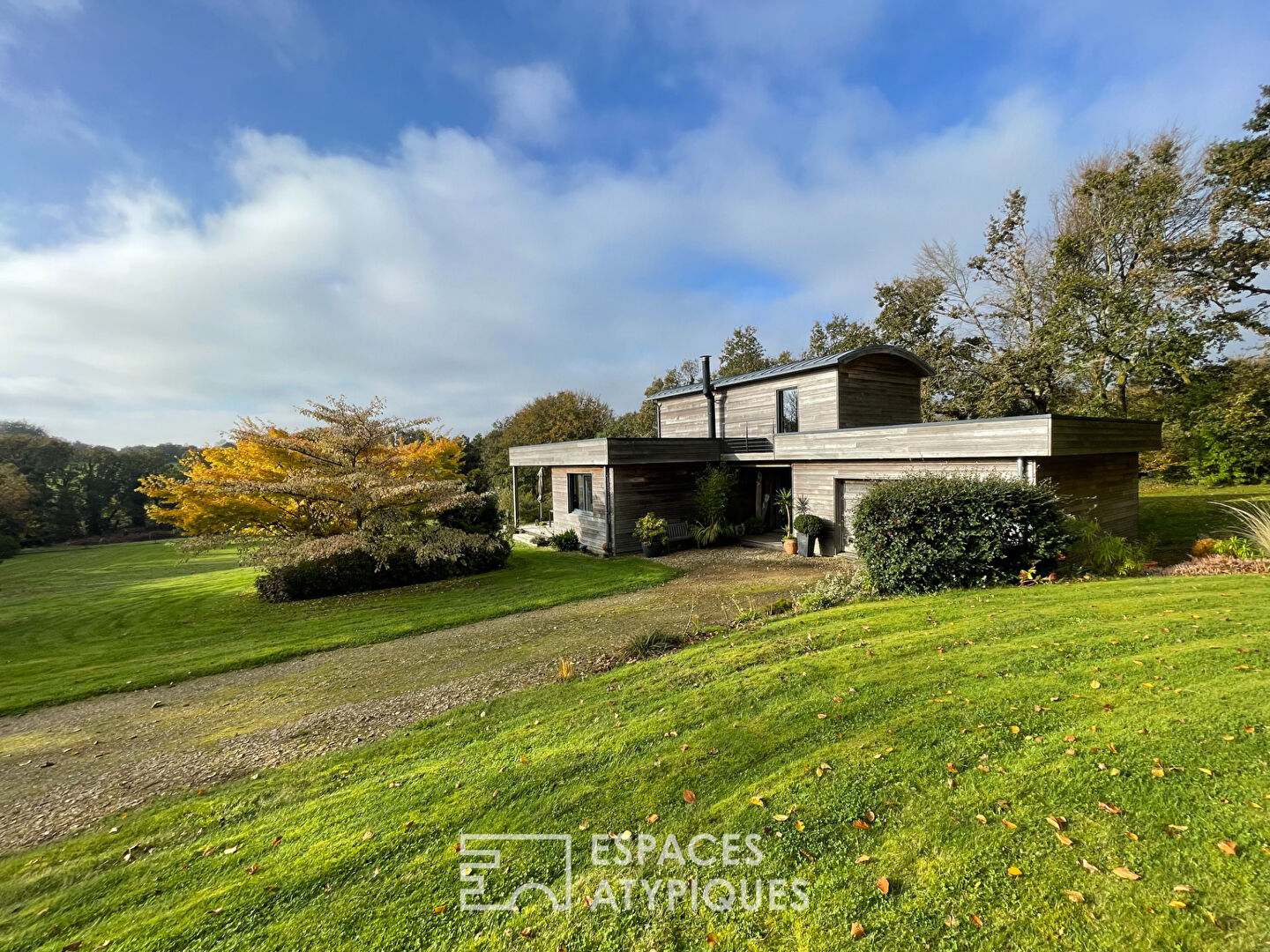 Maison d’architecte lovée dans son écrin de nature