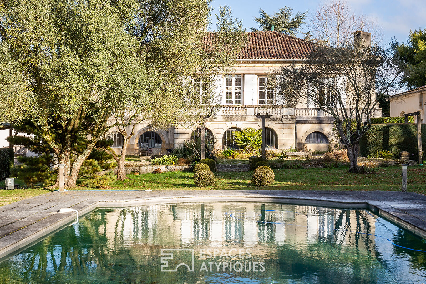 La chartreuse avec dépendance et piscine au coeur de son parc arboré