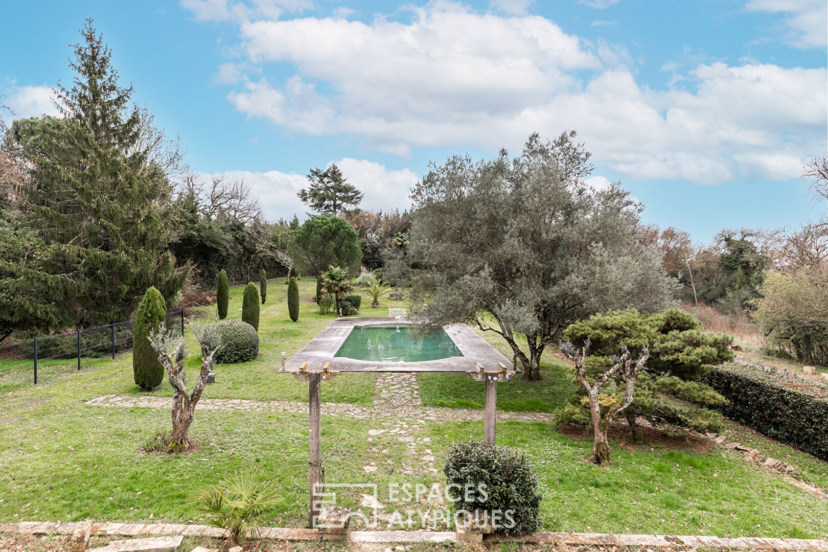 La chartreuse avec dépendance et piscine au coeur de son parc arboré