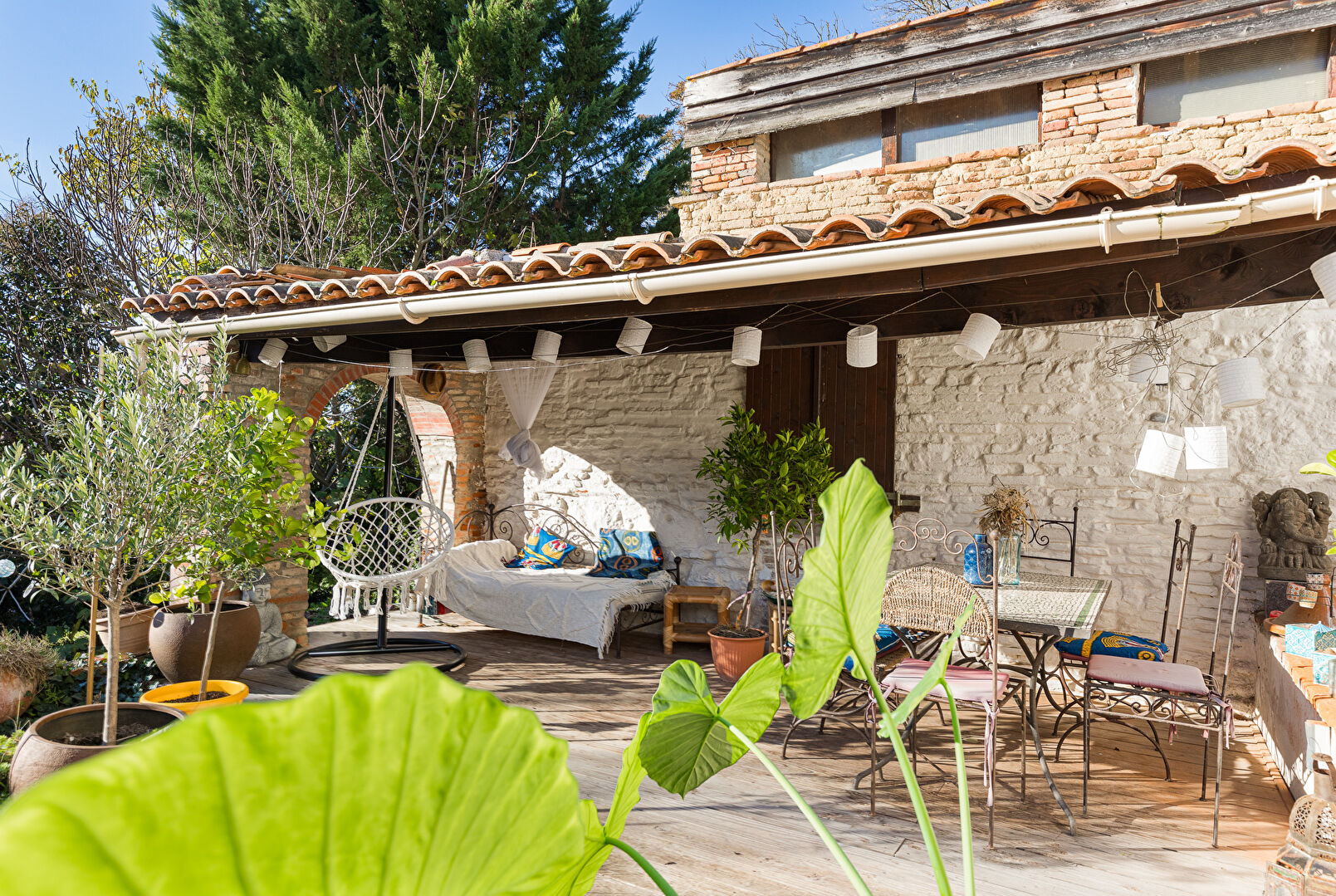 Maison atypique sur un axe prisé avec jardin, piscine et dépendance