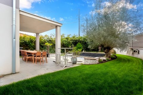 Maison contemporaine avec jardin et piscine