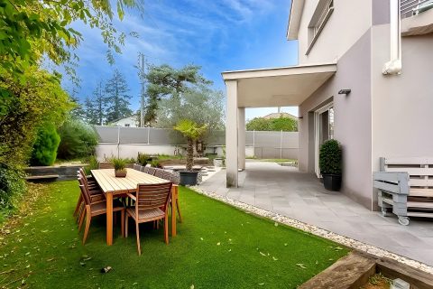 Maison contemporaine avec jardin et piscine