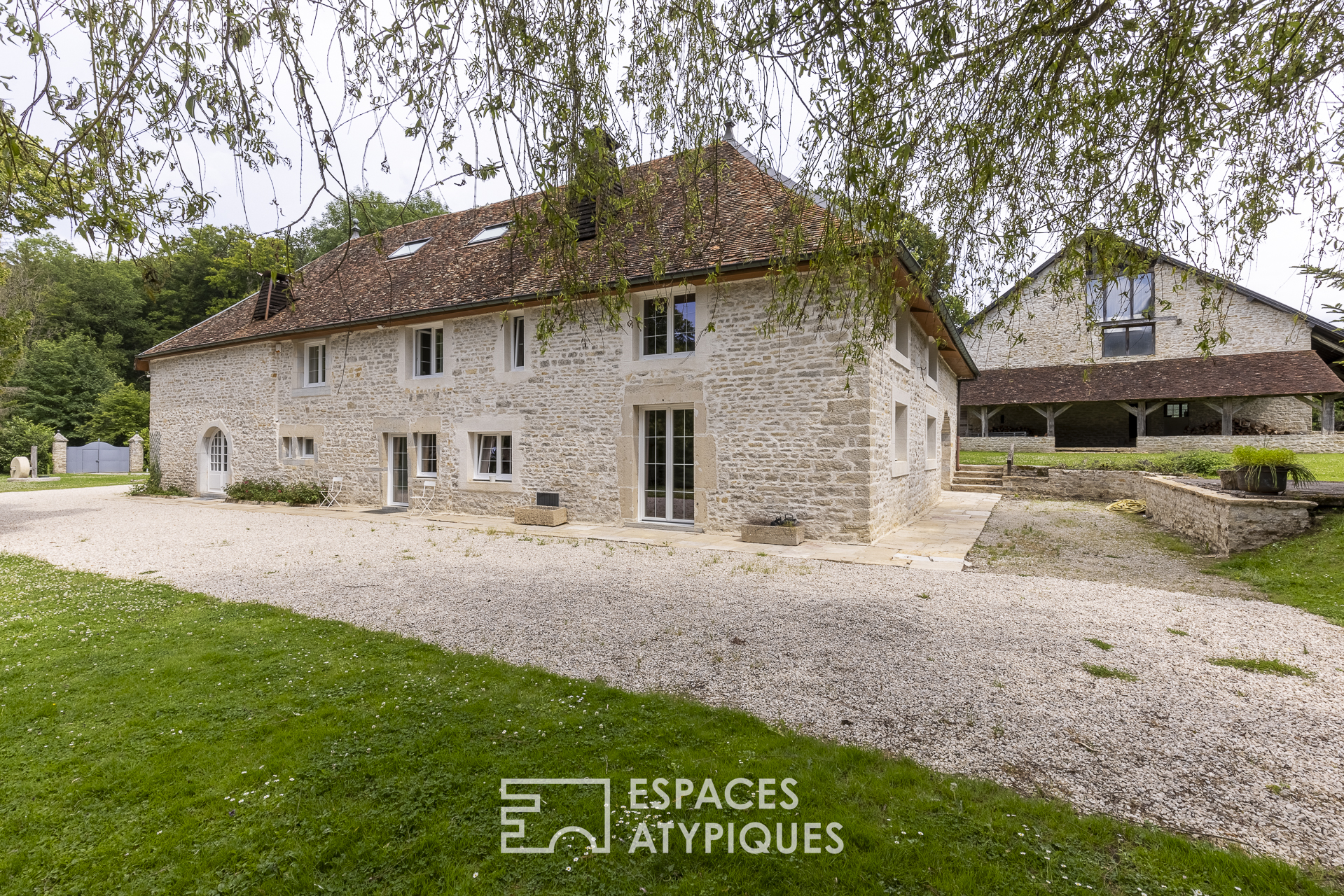 The incredible stone property in its park of more than one hectare